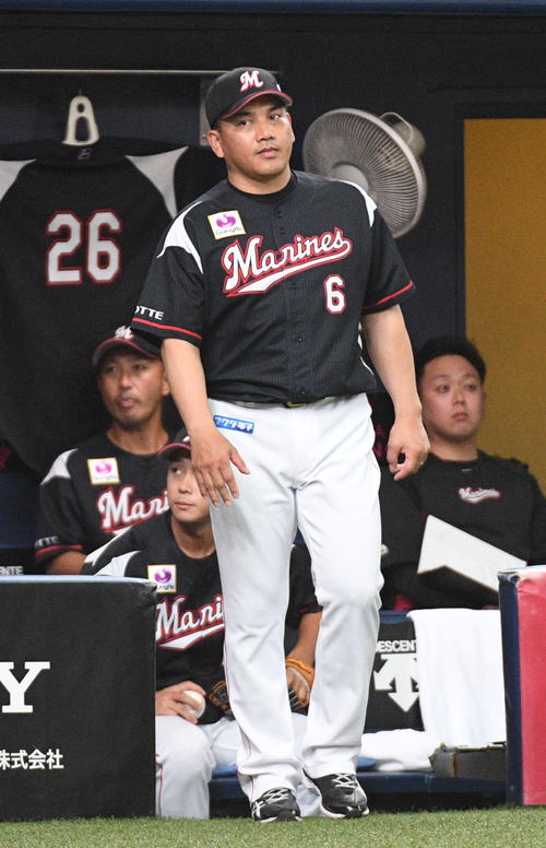 オリックス対ロッテ　6回裏オリックス2死二塁、投手東條大樹を告げる井口資仁監督（撮影・渦原淳）