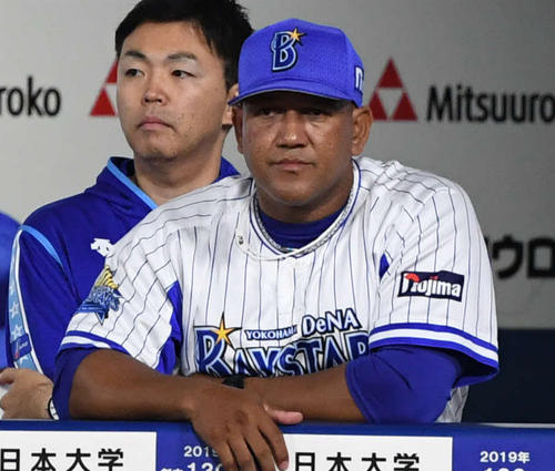 ベンチで浮かない表情のDeNAラミレス監督（撮影・山崎安昭）