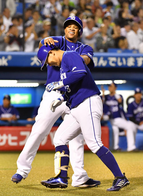 ヤクルト対中日　3回表中日2死一、二塁、高橋（手前）は右越えに本塁打を放ちビシエドから頭をたたかれる（撮影・柴田隆二）