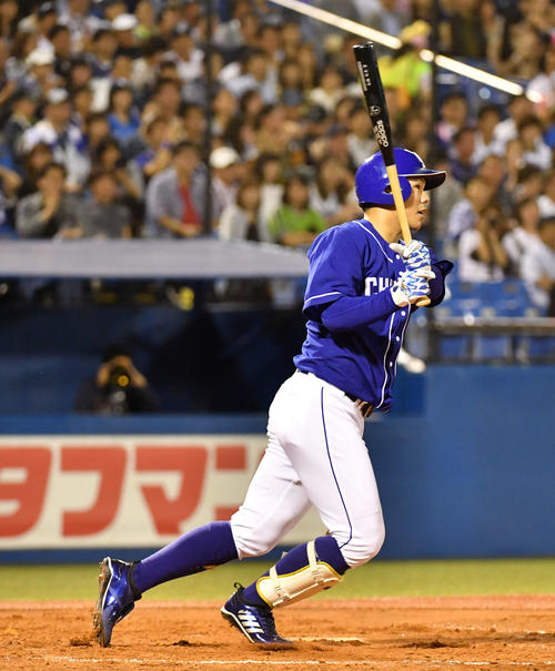ヤクルト対中日　3回表中日2死一、二塁、高橋は右越えに本塁打を放つ（撮影・柴田隆二）