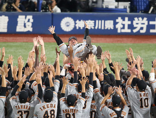 DeNA対巨人　セ・リーグ優勝を決め、胴上げされる巨人原監督（撮影・河野匠）