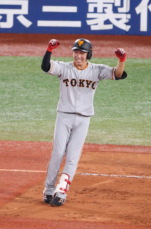DeNA対巨人　10回表巨人2死一、三塁、勝ち越しの適時打を放ちガッツポーズを見せる増田大（撮影・河野匠）