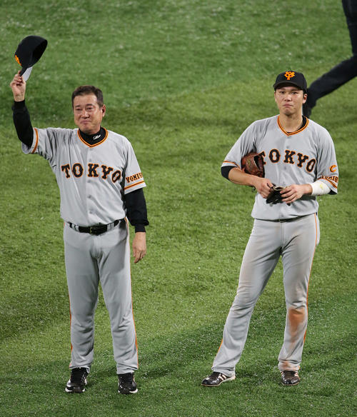 DeNA対巨人　セ・リーグ優勝を決め、並んで左翼スタンドにあいさつする巨人原監督（左）と坂本勇（撮影・河野匠）