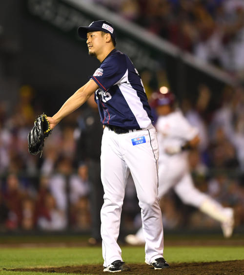 楽天対西武　8回裏楽天無死、藤田に右越え本塁打を浴び肩を落とす平井（撮影・横山健太）