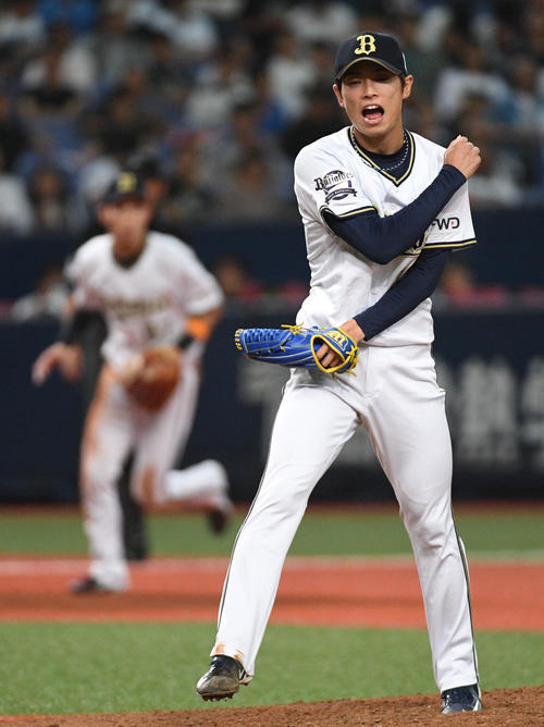 オリックス対ロッテ　5回表ロッテ2死二塁、レアードを空振り三振に仕留めガッツポーズの山岡（撮影・渦原淳）