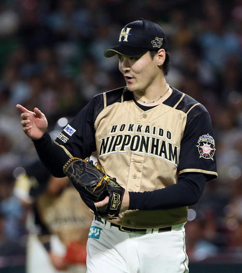 ソフトバンク対日本ハム　6回裏ソフトバンク2死、柳田を三ゴロに仕留める有原（撮影・栗木一考）