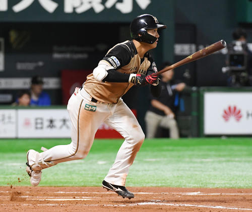 ソフトバンク対日本ハム　8回表日本ハム2死満塁、平沼は右中間に走者一掃の適時三塁打を放つ（撮影・今浪浩三）