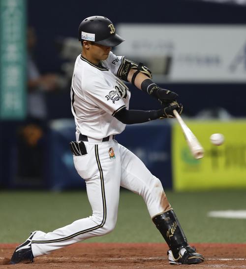 8回裏オリックス2死二塁、中川が左越えに今季101安打目となる適時二塁打を放つ（共同）