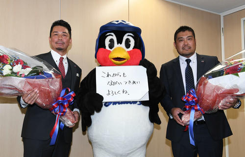 引退会見を終え、つば九郎と笑顔を見せるヤクルト館山（左）と畠山（2019年9月13日撮影）