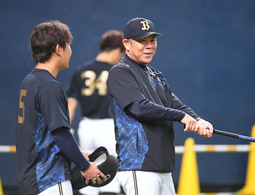西野（左）に声をかけるオリックス西村監督（撮影・渦原淳）
