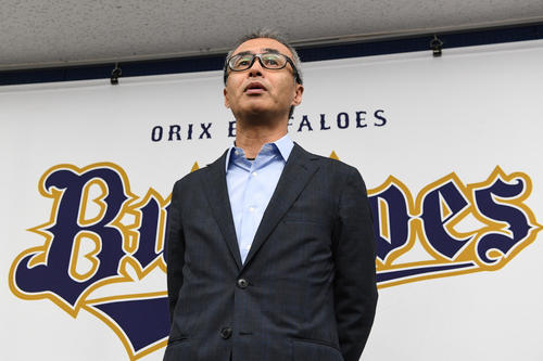 西村徳文監督の来季続投を発表する湊通夫球団社長（撮影・渦原淳）