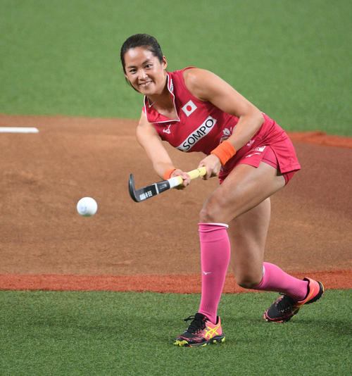 オリックス対ロッテ　始球式を行った女子フィールドホッケー日本代表・小野真由美（撮影・渦原淳）