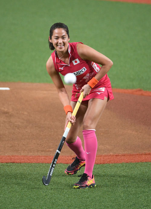 オリックス対ロッテ　始球式を行った女子フィールドホッケー日本代表・小野真由美（撮影・渦原淳）