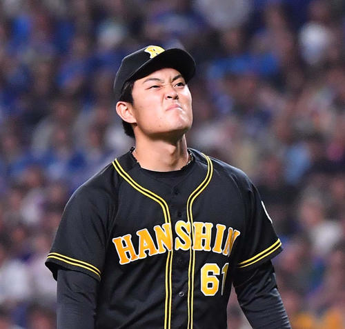 2019年9月14日、中日対阪神　2回に暴投で失点し悔しそうな表情でベンチに引き揚げる望月