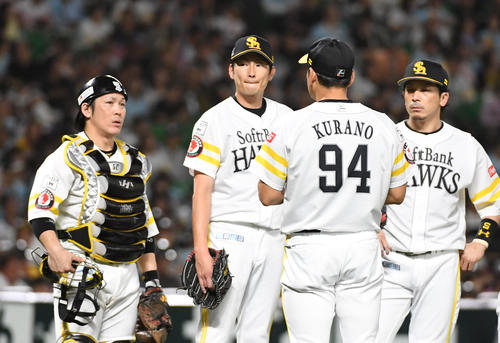 ソフトバンク対日本ハム　4回表日本ハム1死一塁、先発の二保は宇佐見に左中間適時二塁打を浴び降板する（撮影・今浪浩三）