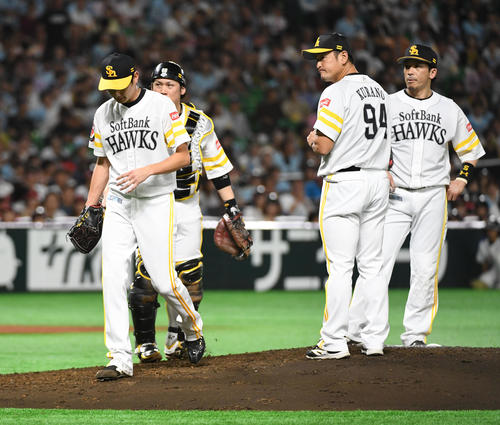 ソフトバンク対日本ハム　4回表日本ハム1死一塁、先発の二保は宇佐見に左中間適時二塁打を浴び降板する（撮影・今浪浩三）