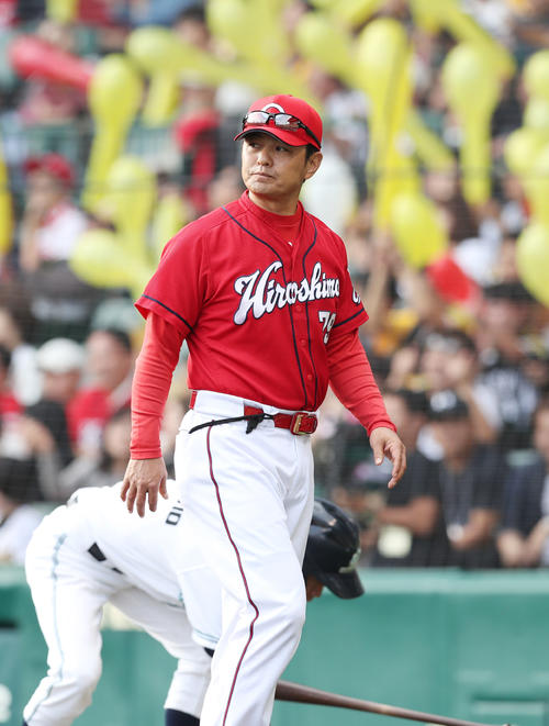 阪神対広島　7回、選手交代を告げベンチへ戻る緒方監督（撮影・前田充）