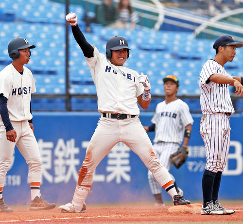 7回裏法大1死二、三塁、2点適時三塁打を放ち、ガッツポーズする毛利（中央）（撮影・大野祥一）