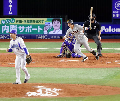 DeNA対巨人　9回表巨人2死一、二塁、小林は右に同点適時打を放つ（中央左）、投手山崎康（撮影・浅見桂子）