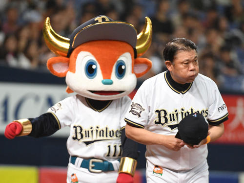 オリックス対ロッテ　ファンへ勝利のあいさつする西村徳文監督監督（撮影・渦原淳）