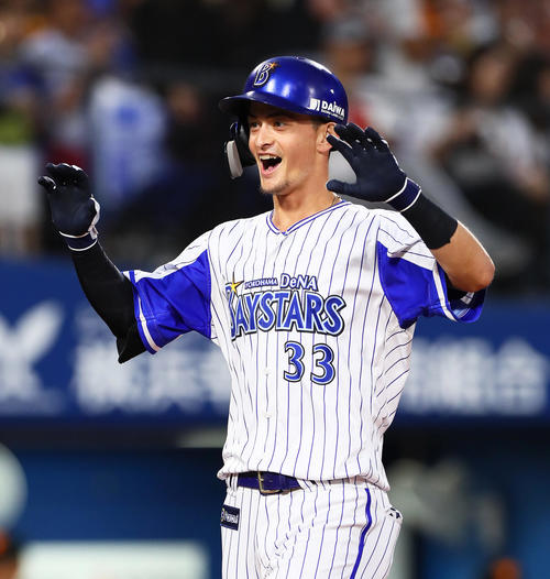 DeNA対巨人　3回裏DeNA2死二塁、乙坂は右越え2点本塁打を放ち笑顔を見せる（撮影・足立雅史）