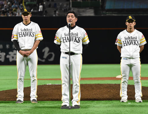 ソフトバンク対日本ハム　地元最終戦セレモニーであいさつする工藤監督（撮影・今浪浩三）
