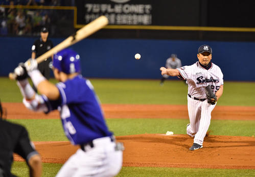 ヤクルト対中日の引退試合で、1人限定で先頭打者大島に投げるヤクルト先発の館山（撮影・柴田隆二）