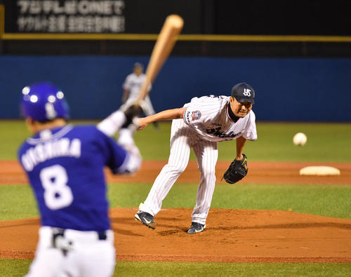 ヤクルト対中日の引退試合で、1人限定で先頭打者大島に投げ二塁ゴロに仕留めるヤクルト先発の館山（撮影・柴田隆二）