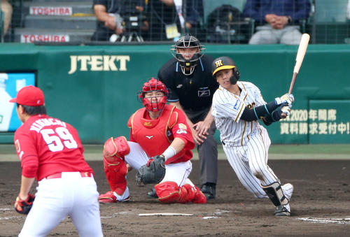 阪神対広島　8回裏阪神無死、梅野隆太郎は中に二塁打を放つ（撮影・上山淳一）
