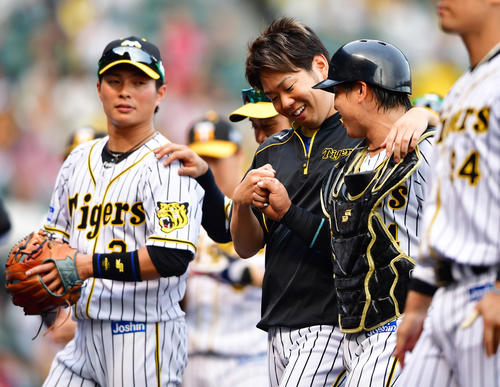 阪神対広島　快勝し梅野隆太郎（右）とグータッチを交わす勝利投手の西勇輝（撮影・清水貴仁）