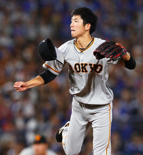 DeNA対巨人　帽子を飛ばしながら力投する巨人先発の戸郷（撮影・足立雅史）