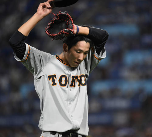 DeNA対巨人　5回裏DeNA2死一塁、戸柱に中前打を浴びた後、汗を拭いながら降板する戸郷（撮影・鈴木みどり）