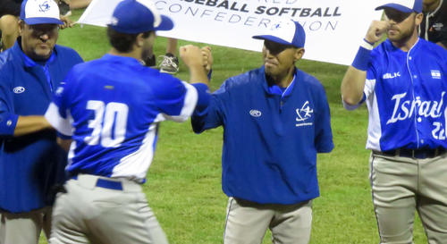 イタリア戦の試合前整列時に選手と拳を合わせるイスラエル岐部ベンチコーチ