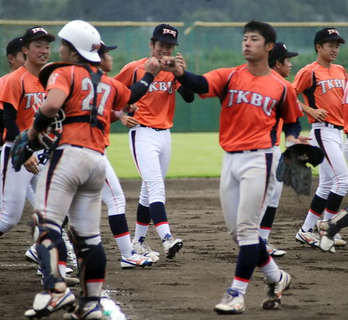 東北公益文科大対東日本国際大　5回から救援した東北公益文科大の最速153キロ右腕赤上は残り5回を2安打無失点に抑え、伊東捕手とタッチをかわす