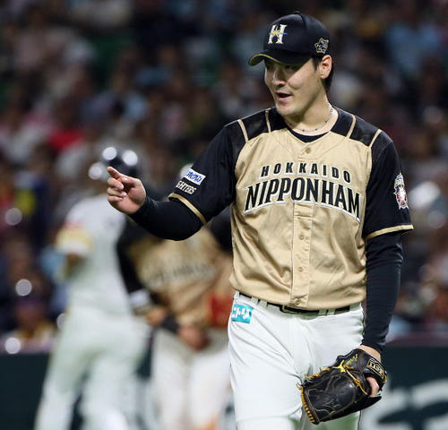 ソフトバンク対日本ハム　6回裏ソフトバンク2死、柳田を三ゴロに仕留める有原（撮影・栗木一考）