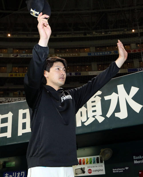 ソフトバンク対日本ハム　ファンの声援に応える有原（撮影・栗木一考）