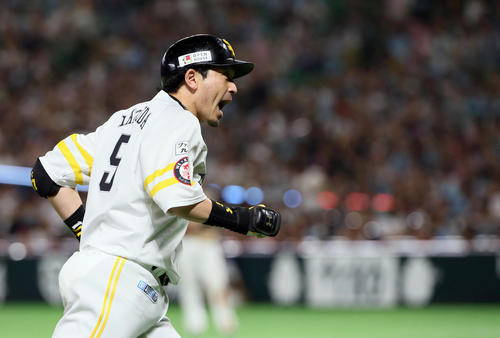 ソフトバンク対日本ハム　7回裏ソフトバンク2死、松田宣は左越えにソロ本塁打を放つ（撮影・栗木一考）