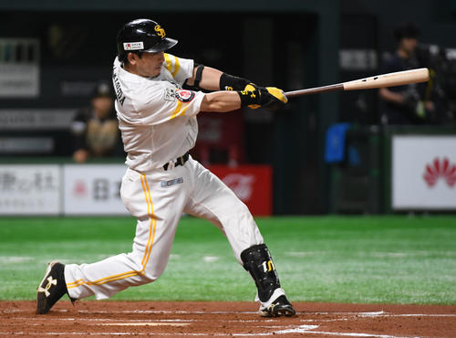 ソフトバンク対日本ハム　7回裏ソフトバンク2死、松田宣浩は左越えに30号ソロ本塁打を放つ（撮影・今浪浩三）