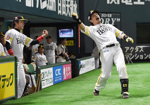 ソフトバンク対日本ハム　7回裏ソフトバンク2死、松田宣浩は左越えに30号ソロ本塁打を放ち、ベンチ前で「熱男」と雄たけびを上げる（撮影・今浪浩三）