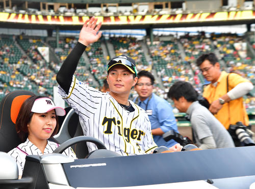広島に快勝し場内1周でファンにあいさつする北條史也（撮影・清水貴仁）