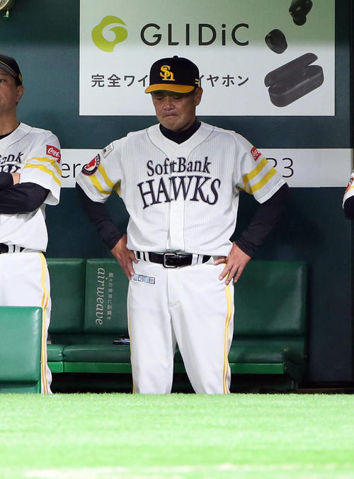 ソフトバンク対日本ハム　8回、加治屋に交代を告げベンチでガックリする工藤監督（撮影・栗木一考）