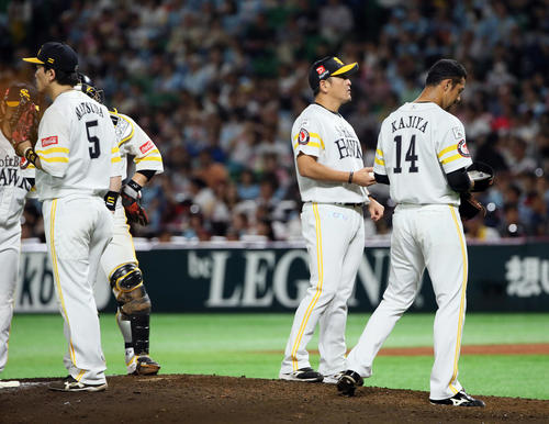 ソフトバンク対日本ハム　8回表日本ハム2死三塁、降板する加治屋蓮（右）（撮影・栗木一考）