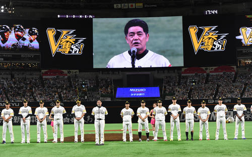 ソフトバンク対日本ハム　地元最終戦セレモニーであいさつする工藤公康監督（撮影・今浪浩三）