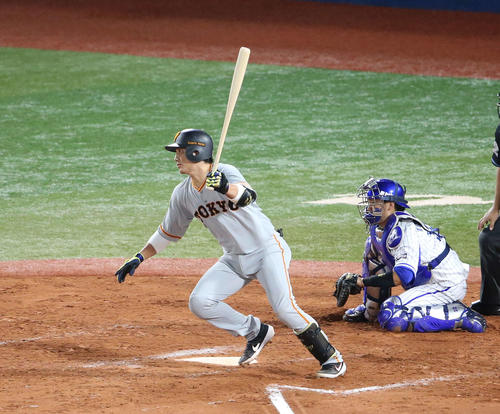 DeNA対巨人　9回表巨人2死一、二塁、右前に同点となる適時打を放つ小林（撮影・河野匠）