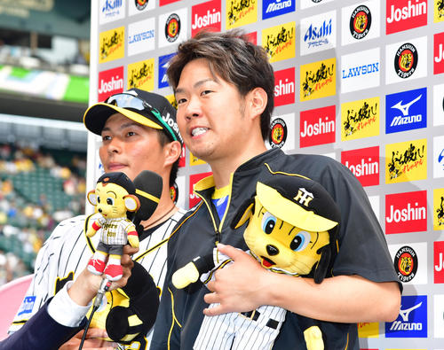 阪神対広島　お立ち台でヒーローインタビューを受ける西勇輝（右）、左は北條史也（撮影・清水貴仁）