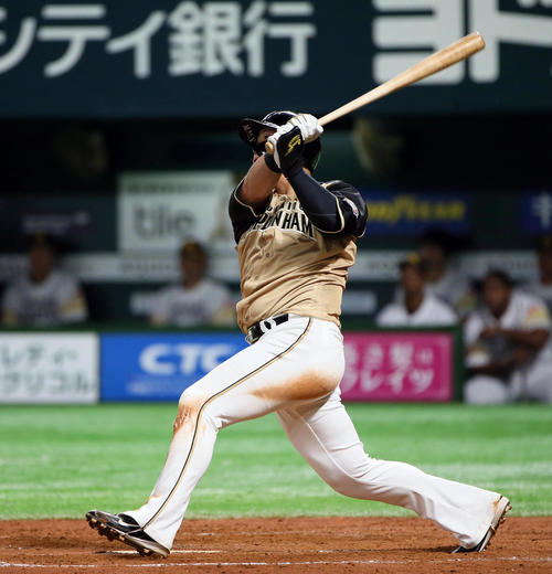 ソフトバンク対日本ハム　9回表日本ハム1死一塁、中田は左中間へ2点本塁打を放つ（撮影・栗木一考）