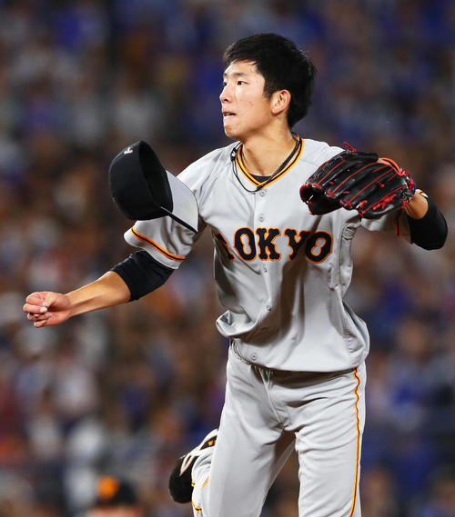 DeNA対巨人　帽子を飛ばしながら力投する巨人先発の戸郷（撮影・足立雅史）