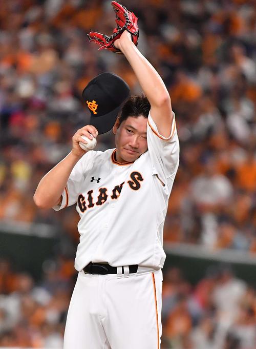 阪神戦で逆転を許して汗をぬぐう巨人菅野（2019年9月15日）