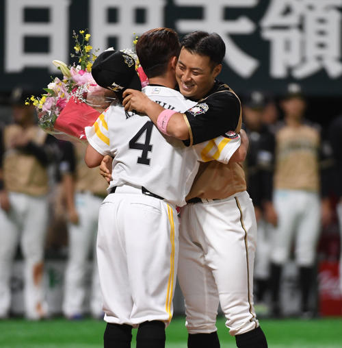 ソフトバンク対日本ハム　今季限りで引退する日本ハム田中賢（右）はソフトバンク川島から花束を贈呈される（撮影・今浪浩三）