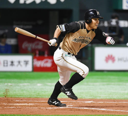 ソフトバンク対日本ハム　8回表日本ハム1死一、二塁、代打田中賢は一塁ゴロを放ち駆け込む、リプレー検証の結果アウトになる（撮影・今浪浩三）